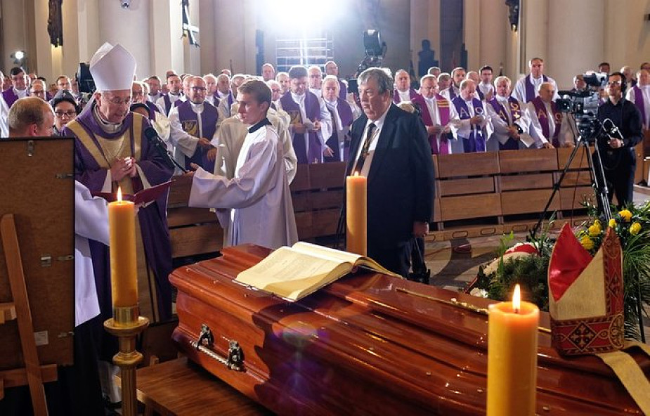 Katowice: ostatnie pożegnanie abpa Szczepana Wesołego, "biskupa na walizkach" 