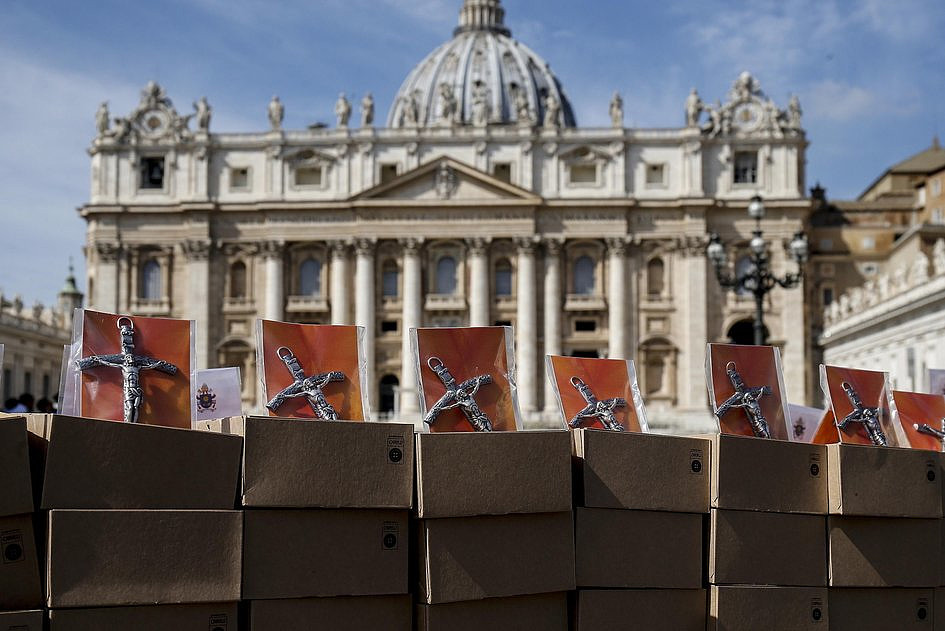 Niezwykła inicjatywa kard. Krajewskiego. Poprosił uchodźców i ubogich, by rozdali 40 tys. krzyży w Watykanie - zdjęcie w treści artykułu