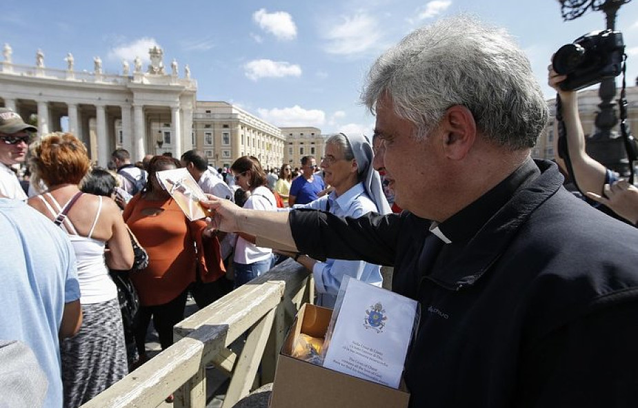 Niezwykła inicjatywa kard. Krajewskiego. Poprosił uchodźców i ubogich, by rozdali 40 tys. krzyży w Watykanie