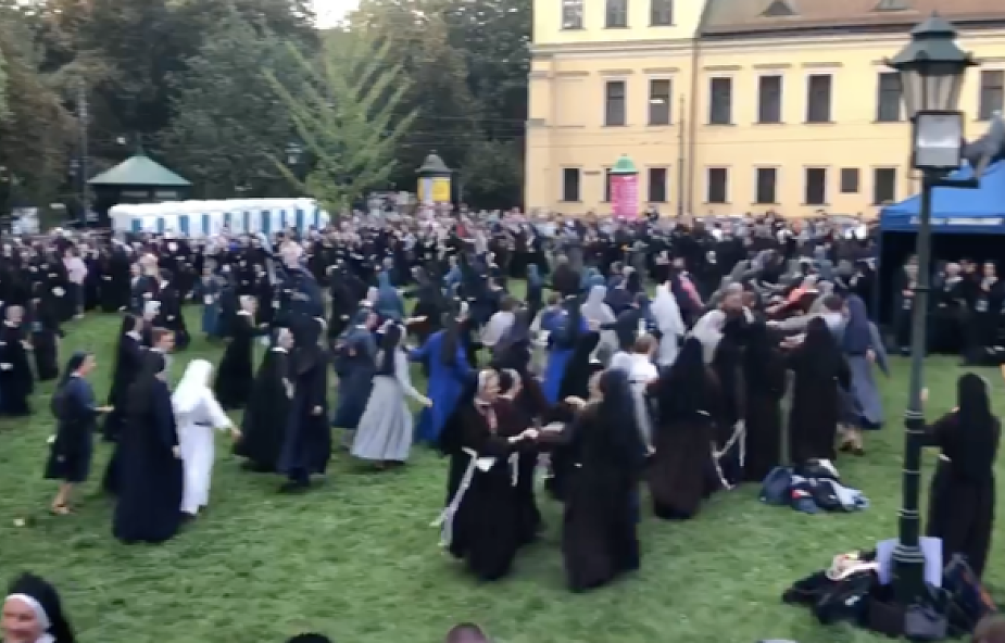 Dlaczego kilkaset zakonnic i zakonników tańczy belgijkę? Ten film porwie Cię do tańca [WIDEO]
