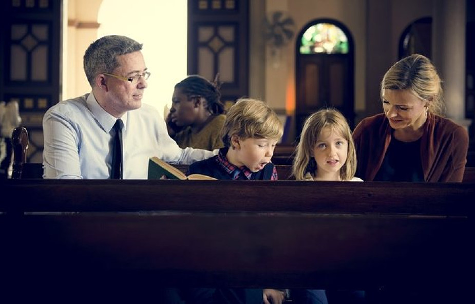 Jak pomóc rodzicom, którzy mają problem z małymi dziećmi na mszy