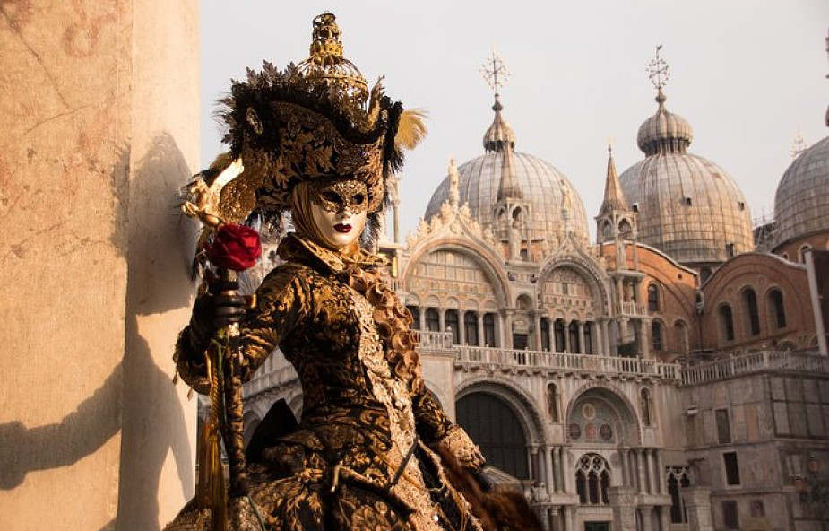 Nowy pomysł władz Wenecji: zakaz siadania na ziemi i na schodach kościołów