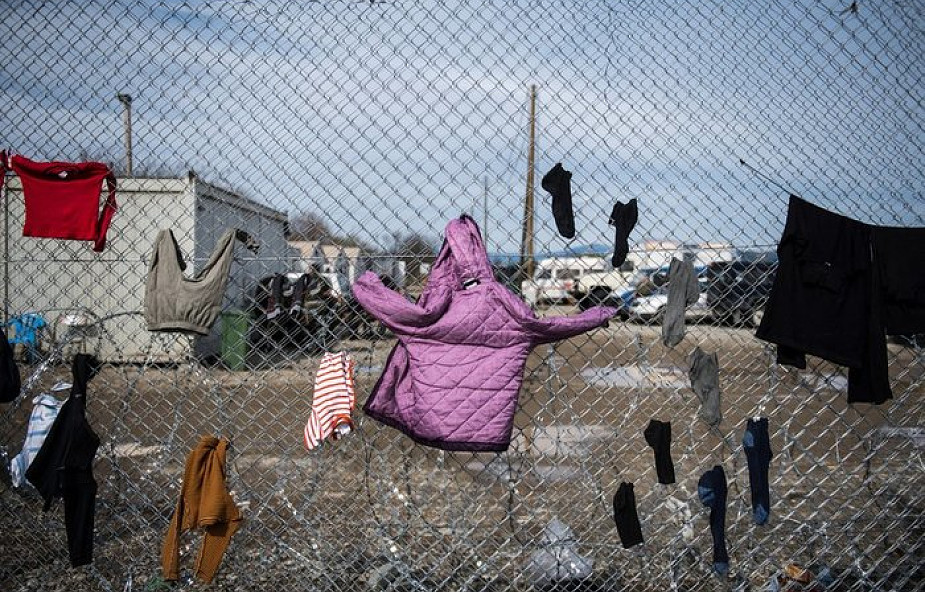 Grecja: migranci przewożeni z przeludnionych obozów na wyspach