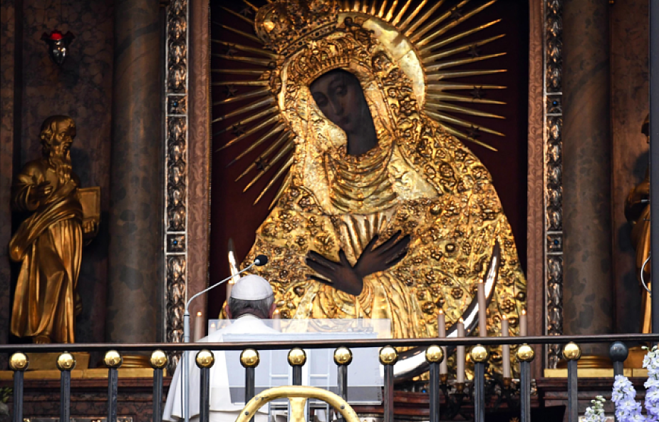 "Można bronić, nie atakując". Papież modlił się w sanktuarium Matki Bożej Miłosierdzia w Ostrej Bramie