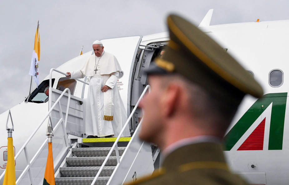 Papież Franciszek dotarł do Wilna. Powitała go prezydent Litwy