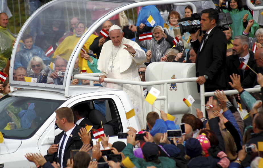 Papież na Łotwie: niesienie pomocy nie może być turystyką solidarnościową