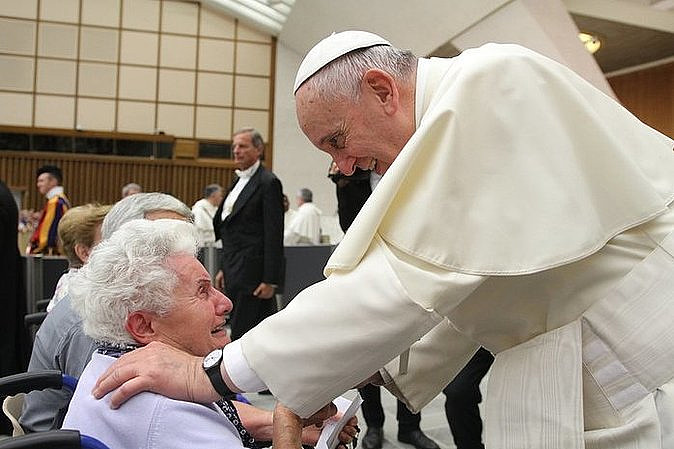 Papież ubolewa, że starsi są odrzucani z jednego powodu. Opowiada wzruszającą historię - zdjęcie w treści artykułu