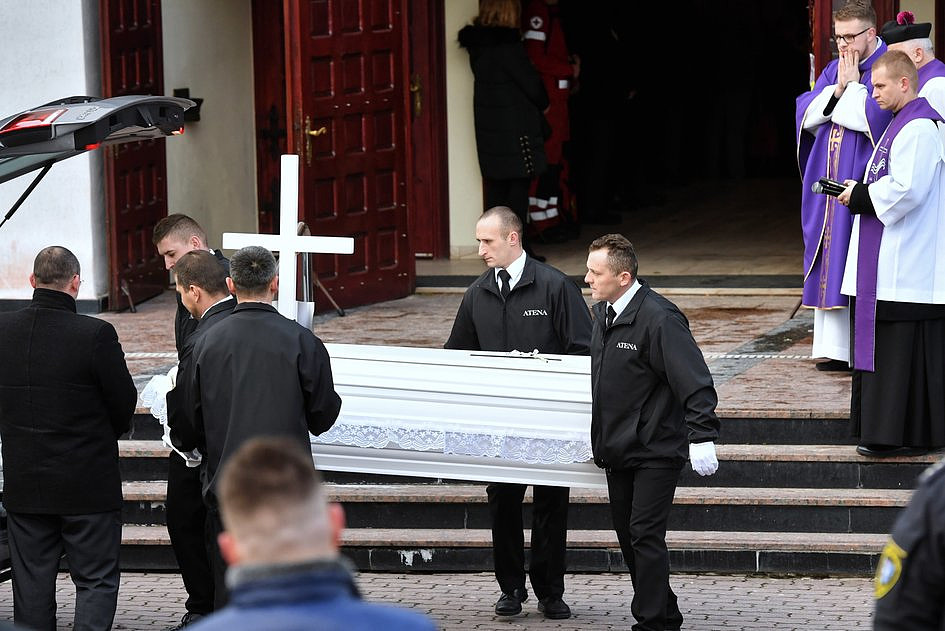 Pogrzeb tragicznie zmarłych nastolatek z Koszalina. Ich rodziny otrzymały wyjątkowy dar od Franciszka - zdjęcie w treści artykułu nr 1