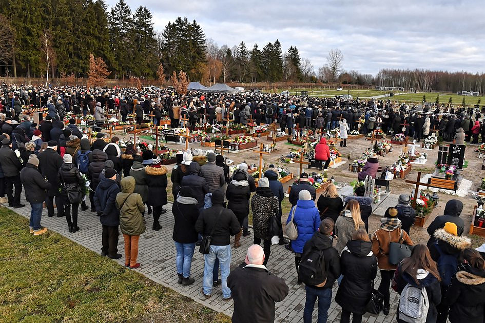 Pogrzeb tragicznie zmarłych nastolatek z Koszalina. Ich rodziny otrzymały wyjątkowy dar od Franciszka - zdjęcie w treści artykułu nr 3