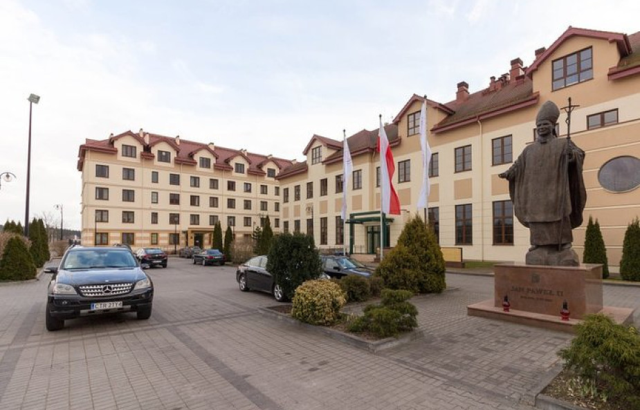Toruń: fałszywy alarm w sprawie podłożenia bomby w budynkach szkoły o. Rydzyka