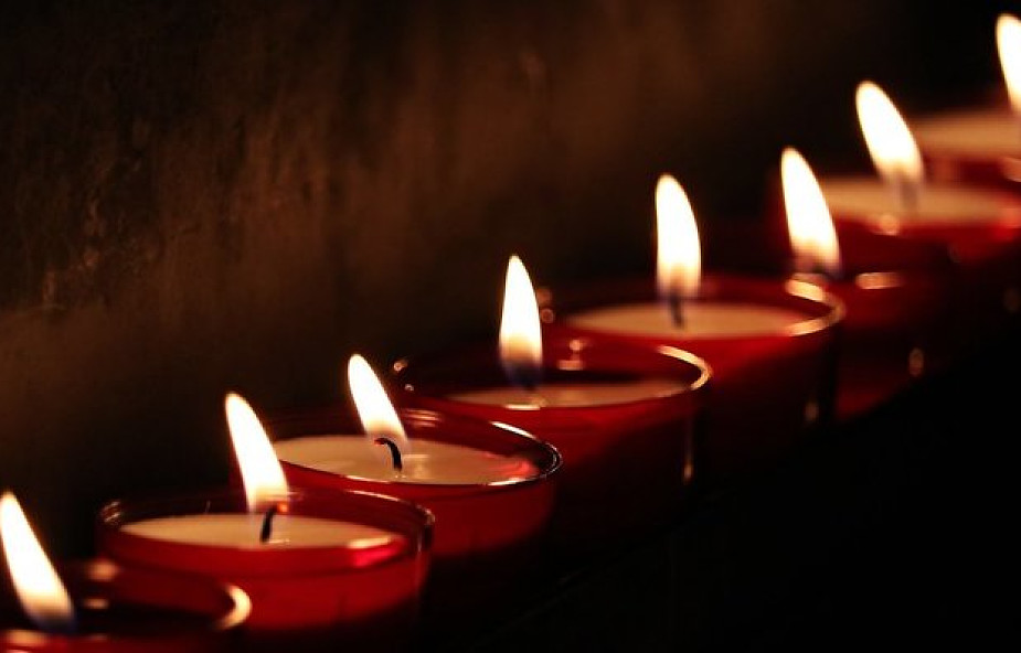 Węgry: świece przed polską ambasadą po śmierci Adamowicza