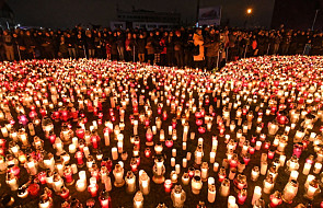 "Największe serce świata"- w hołdzie dla Pawła Adamowicza zapłonęły znicze