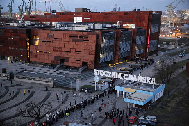 Gdańszczanie żegnają Prezydenta Adamowicza. Poruszające zdjęcia - zdjęcie w treści artykułu nr 1