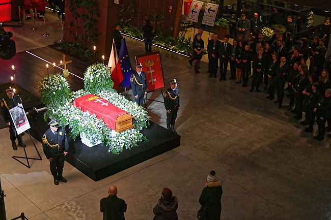 Trumna z ciałem prezydenta Gdańska została wystawiona w Europejskim Centrum Solidarności - zdjęcie w treści artykułu