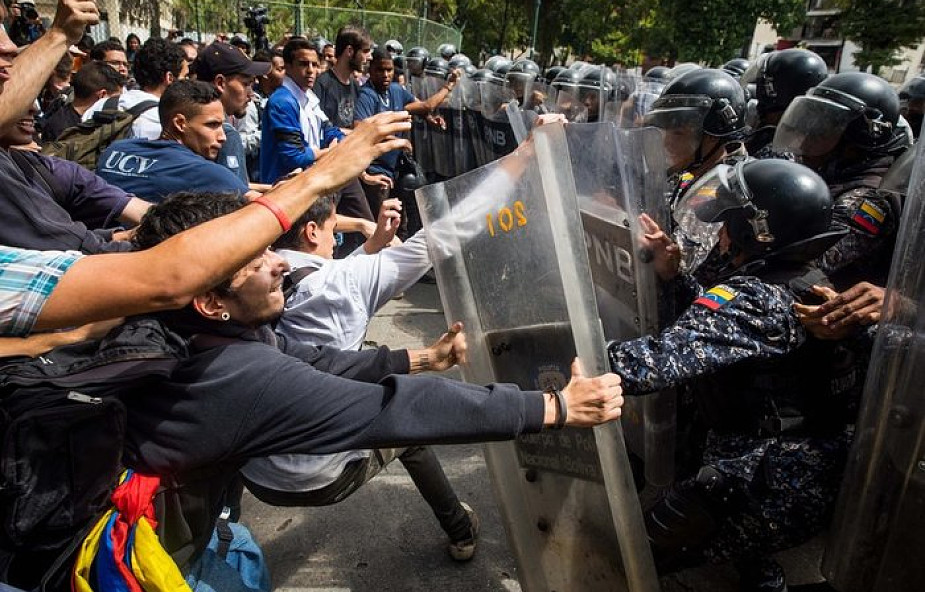 Wenezuela: biskupi w marszach przeciwko prezydentowi. Wcześniej armia barykadowała kościoły