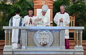 Franciszek poświęcił ołtarz z relikwiami świętych Jana Pawła II i Oskara Romero