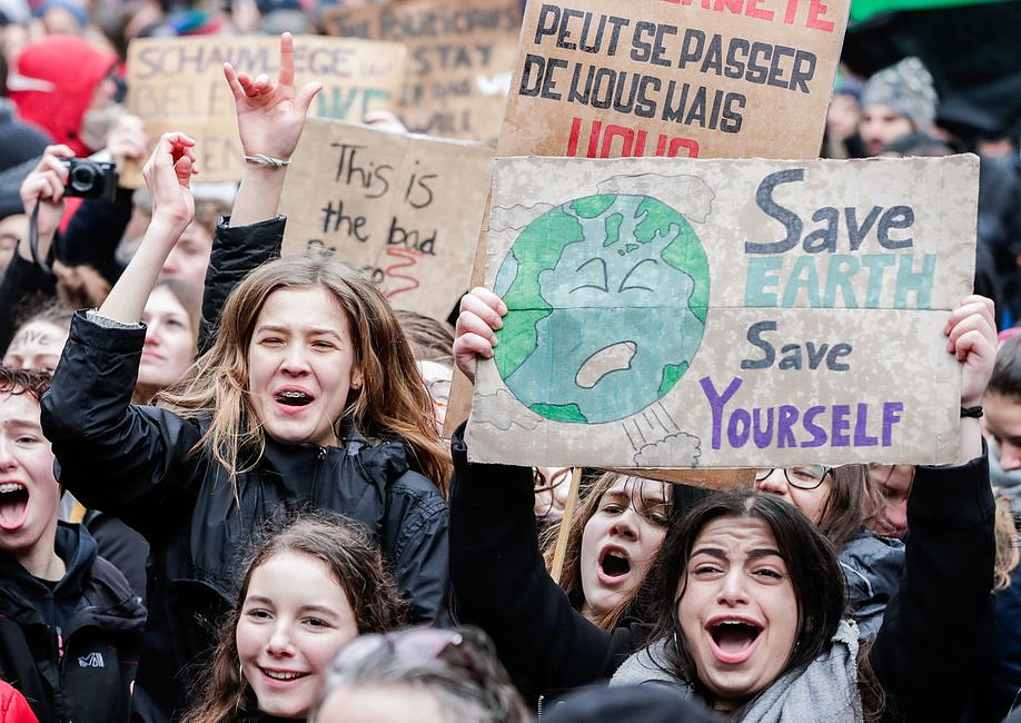 70 tys. osób w Brukseli żądało od władz skutecznej walki z klimatem. Temat mobilizuje zwłaszcza młodych Belgów - zdjęcie w treści artykułu nr 1