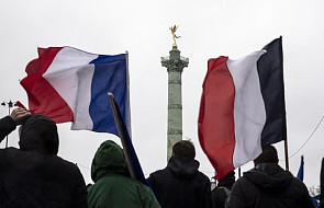 Francja: marsz "czerwonych szalików" w obronie wartości Republiki. "Tak dla demokracji, nie dla rewolucji"