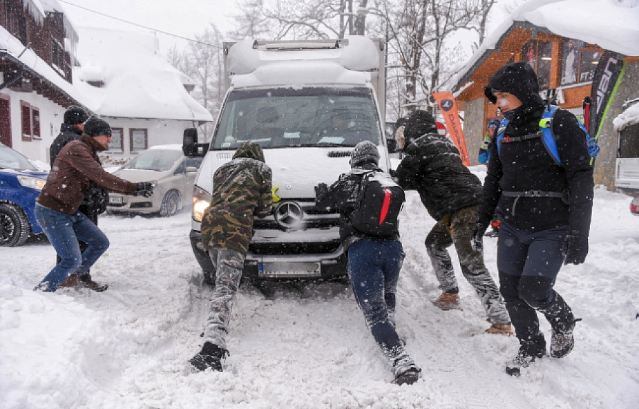 Ostrzeżenia przed intensywnymi opadami śniegu na południu Polski i lawinami w górach