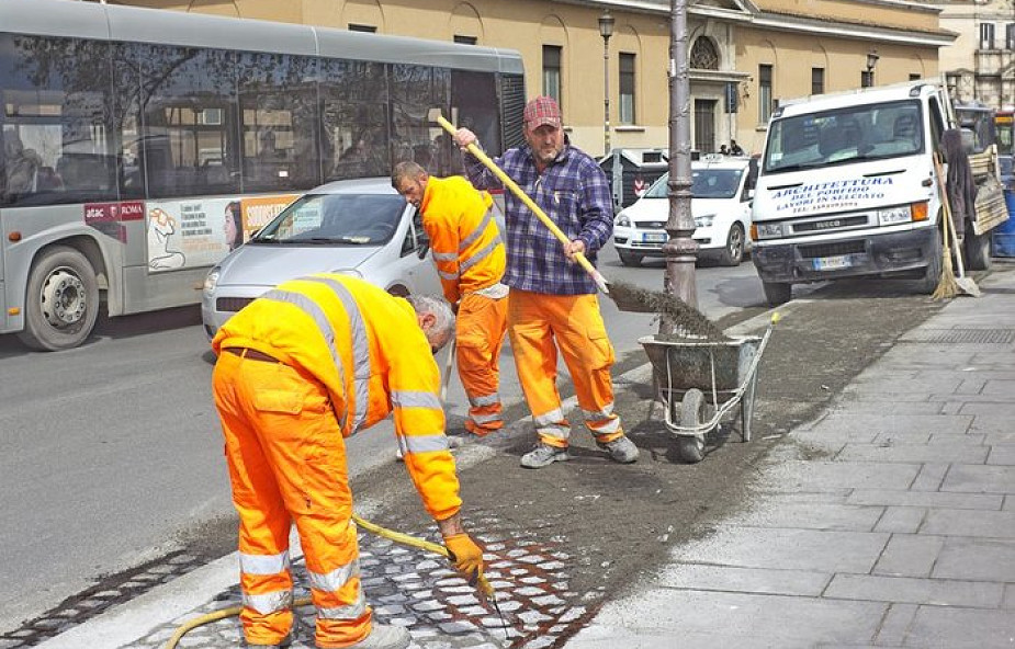 W Rzymie więźniowie pracują przy usuwaniu dziur na ulicach. Akcja pod hasłem "Chcę wynagrodzić to Rzymowi"