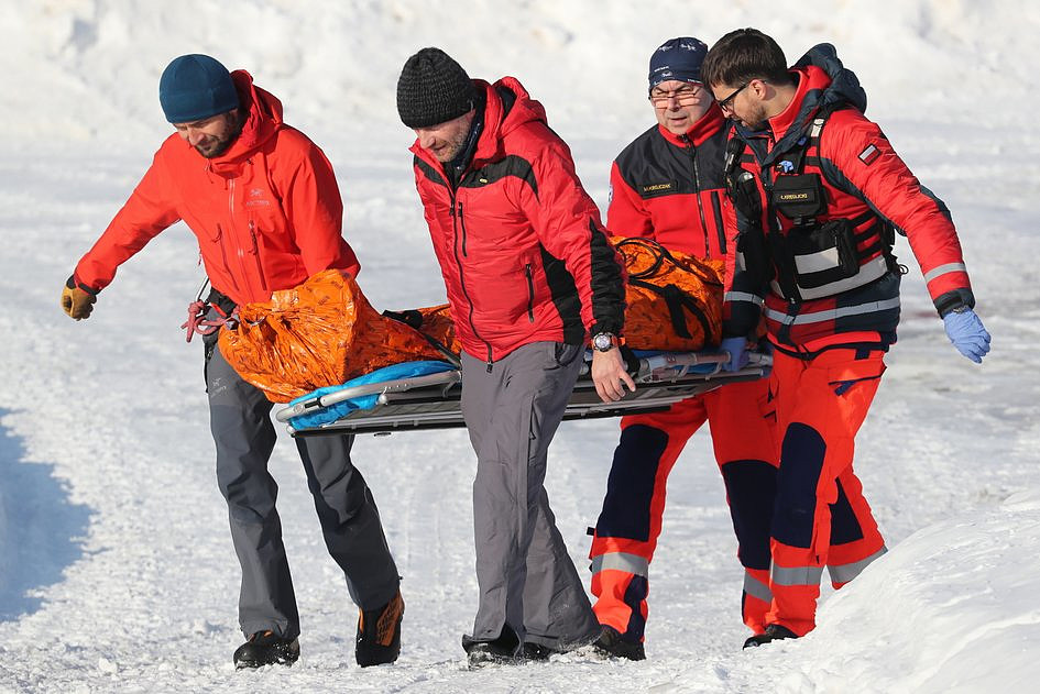 Tatry: dużych rozmiarów śnieżna lawina zeszła ze zboczy Rysów porywając pięć osób - zdjęcie w treści artykułu nr 1