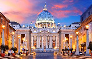 Watykan: zamknięta bazylika i plac Świętego Piotra