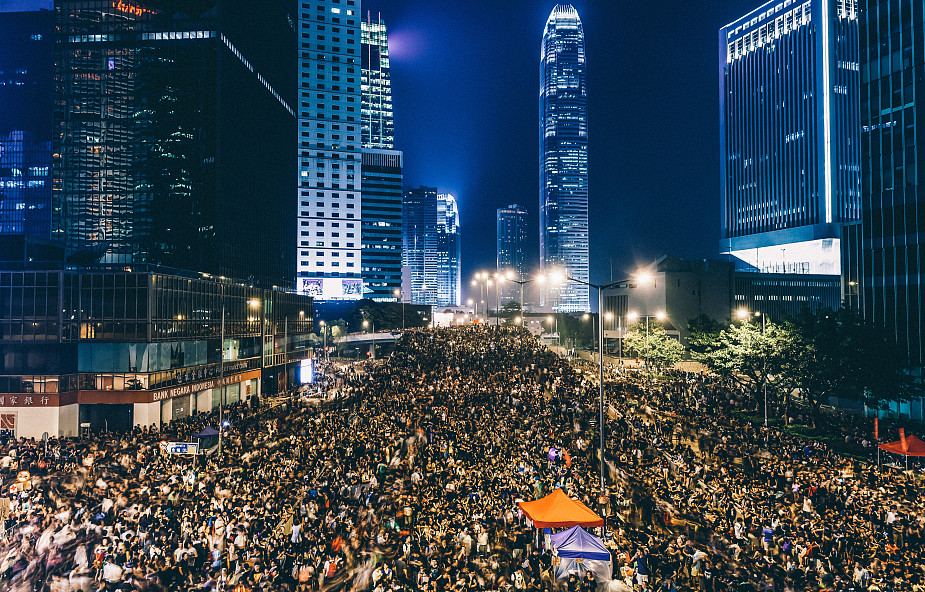 Rząd Hongkongu skorzystał z przepisów o stanie kryzysowym, zakazał masek