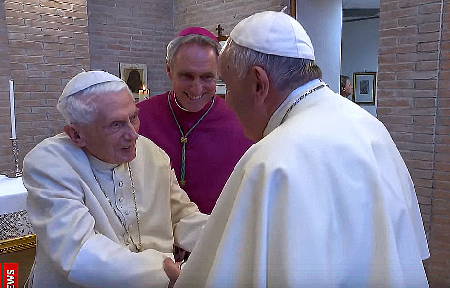 Jak się czuje Benedykt XVI? Watykan opublikował film ze spotkania papieża seniora z Franciszkiem