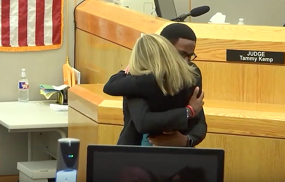 Zabiła mu brata, na sali sądowej przebaczył kobiecie i poprosił o zgodę na przytulenie jej