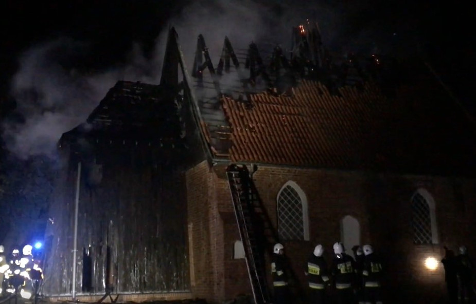 Pomorskie: pożar dachu zabytkowego kościoła w Orłowie