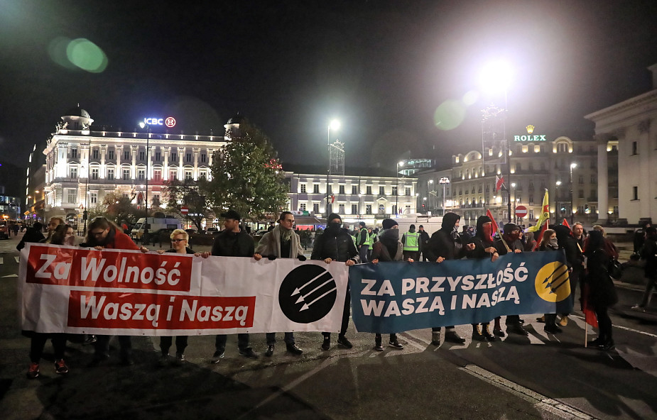 Warszawa/ Marsz Antyfaszystowski zmierza z pl. Konstytucji w kierunku pl. Trzech Krzyży