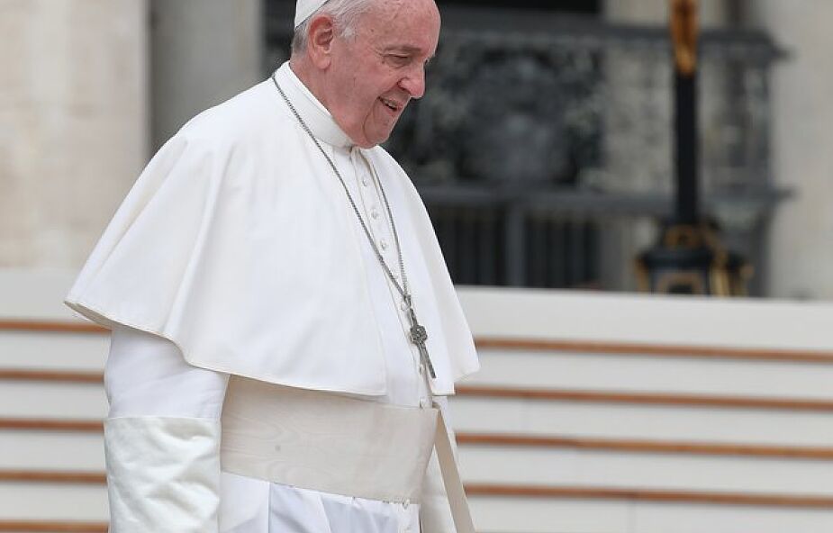 Watykan: abp Ś. Szewczuk podarował papieżowi ikonę namalowaną na wieku pudła z nabojami