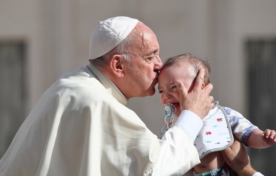 Papież Franciszek: Maryja nas obejmuje i gromadzi