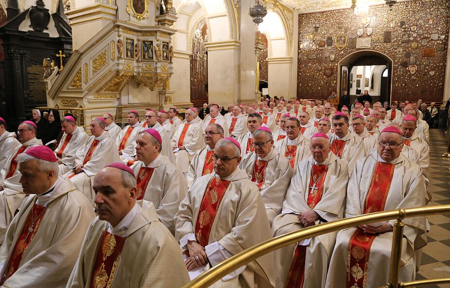 Episkopat Polski 15 lat temu jednogłośnie dopuścił Komunię św. na rękę