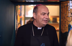 Biskup zakłada fartuch i gotuje z mistrzem kuchni i ubogimi
