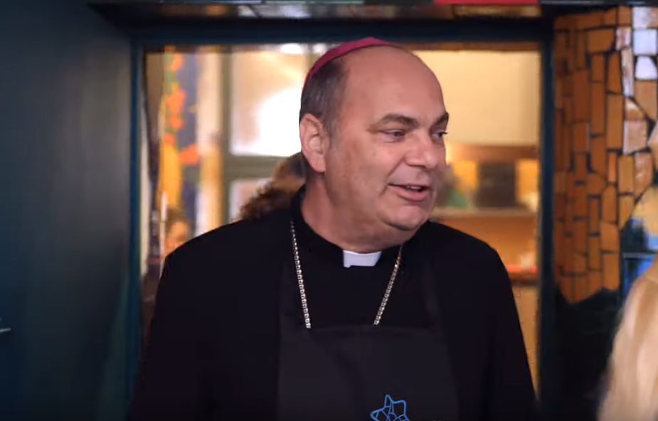 Biskup zakłada fartuch i gotuje z mistrzem kuchni i ubogimi