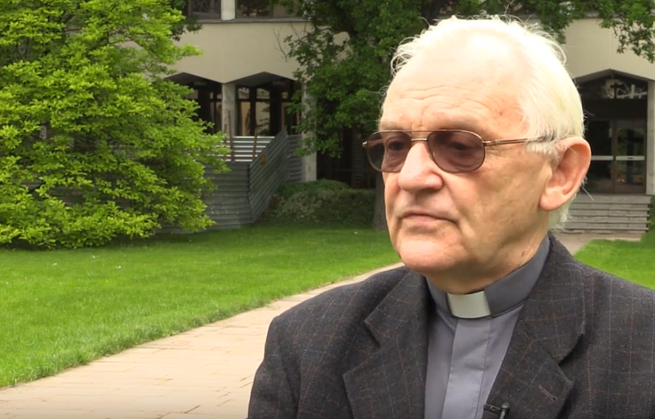 Ks. prof. Szostek: nie można sprowadzić roli biskupa do pozycji ministranta asystującego liderowi