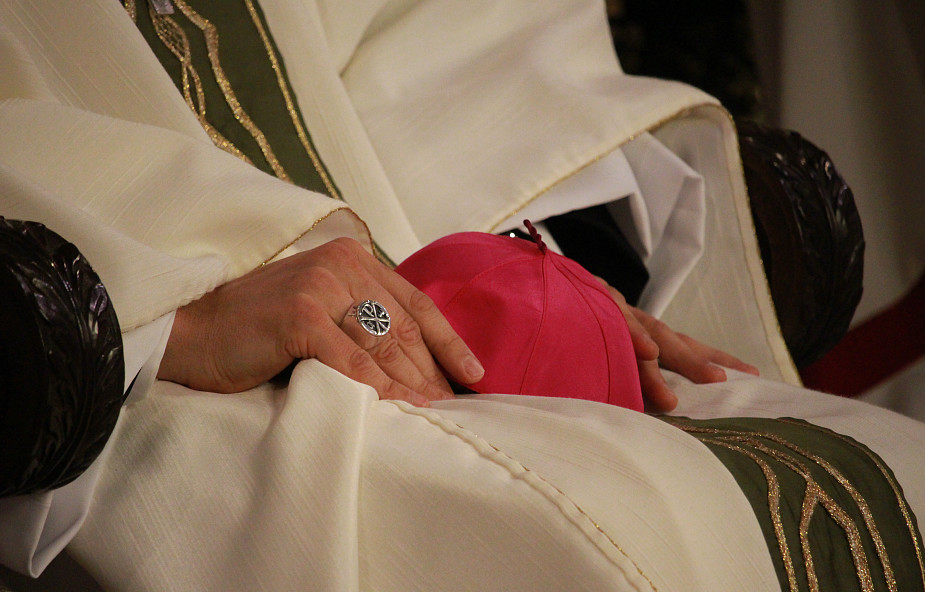 Czy biskup powinien być "mężem jednej żony"?