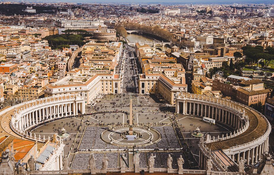 Rzym: krzyż miłosierdzia namalowany przez więźniów odwiedzi zakłady karne