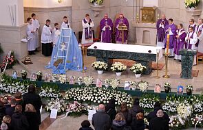 Bp Greger na pogrzebie ofiar katastrofy w Szczyrku: emocjonalnie nie potrafimy sobie z tym poradzić