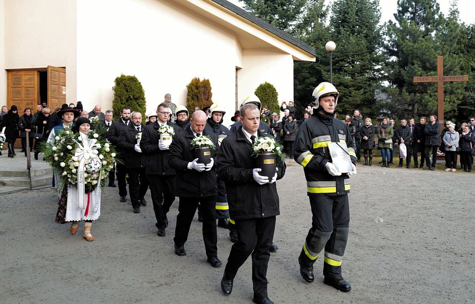 Ofiary katastrofy domu w Szczyrku spoczęły na miejscowym cmentarzu