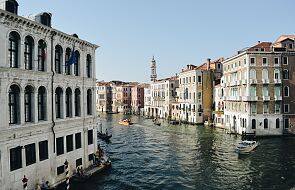 Włochy: cenne płyty chodnikowe w Wenecji zniszczone po powodzi
