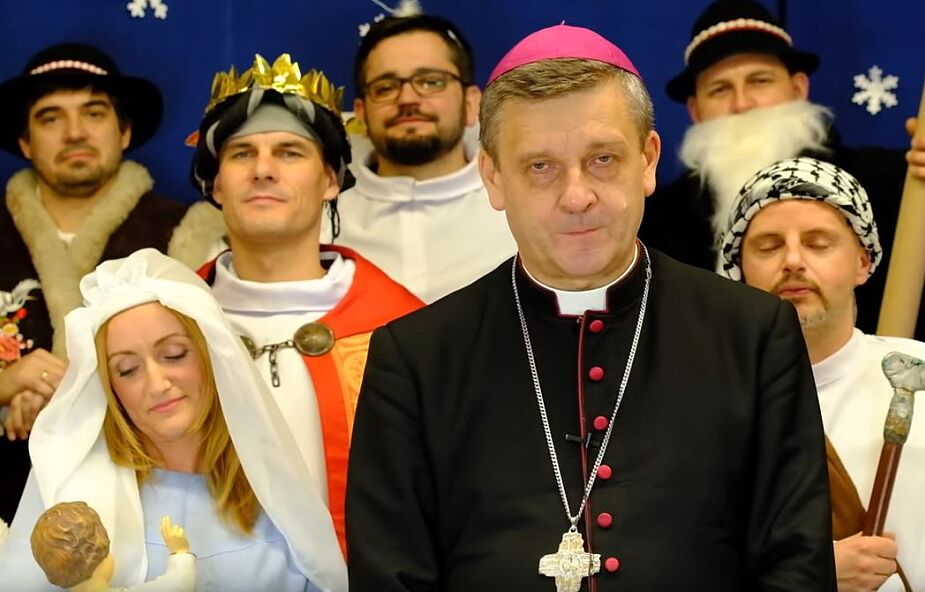 Polski biskup nagrał nietypowe życzenia świąteczne. To trzeba zobaczyć [WIDEO]