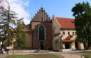 Kraków: w kryptach kościoła franciszkanów archeolodzy znaleźli blisko 100 pochówków