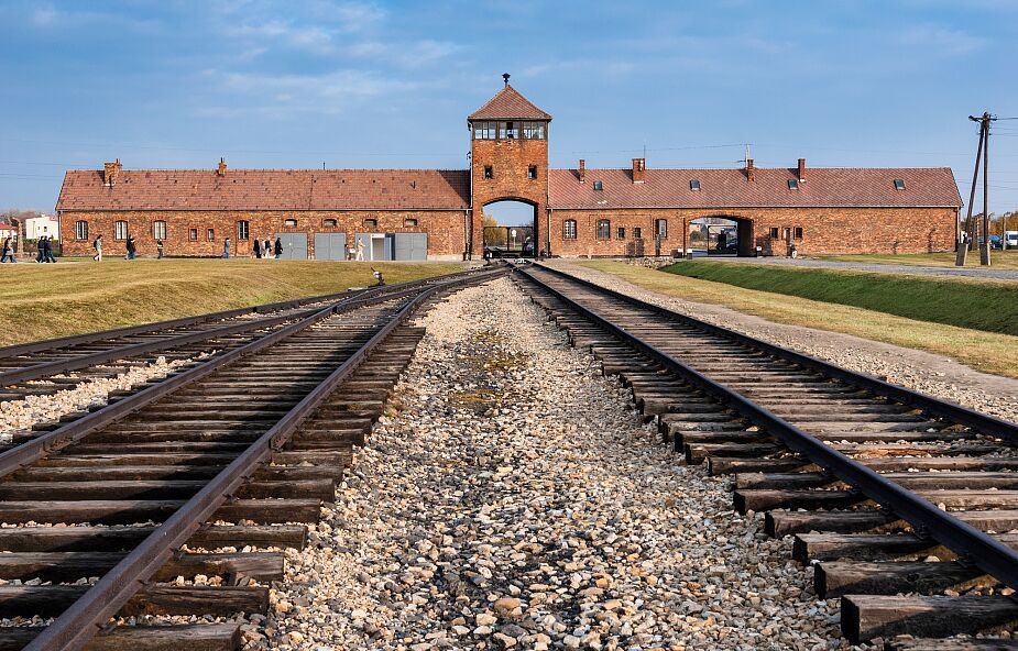 Niemcy: wyjątkowo ważna wizyta Merkel w Auschwitz