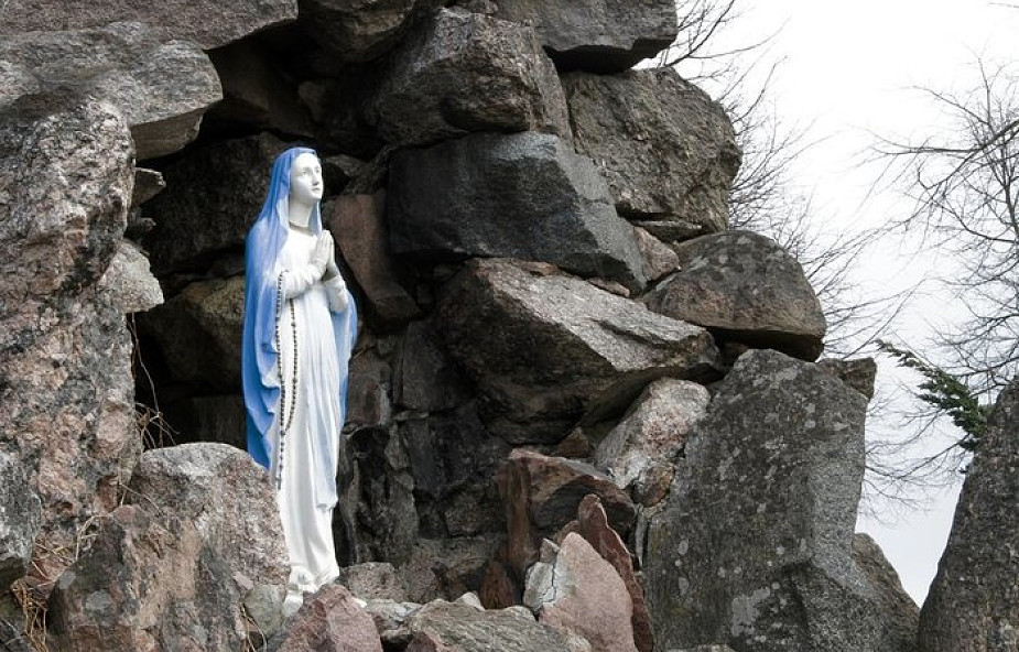 Tarnów: wandal zniszczył figurkę Matki Bożej na terenie parafii. Oderwał ją od kamiennego postumentu i rzucił na podłoże