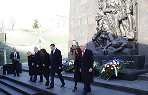 Morawiecki, Pence i Netanjahu złożyli wieńce przed Pomnikiem Bohaterów Getta