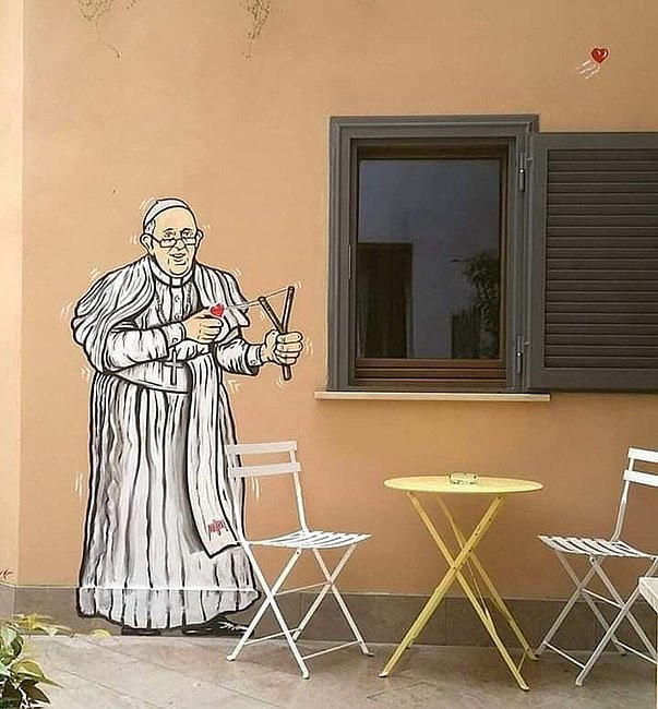 Papież Franciszek znów łobuzuje. Tym razem widziano go z procą - zdjęcie w treści artykułu