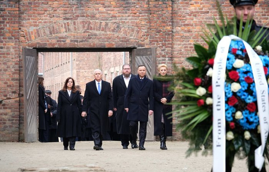 Andrzej Duda i Mike Pence złożyli wieńce przed Ścianą Straceń