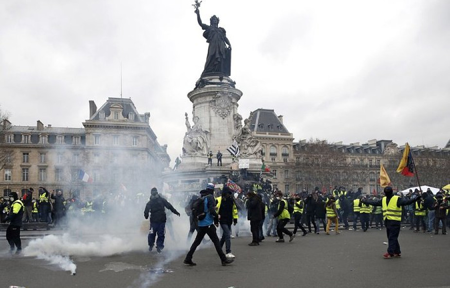 Francja: tysiące "żółtych kamizelek" znów maszerowały ulicami miast